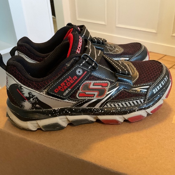 Sketchers STAR WARS Darth Vader runners - size 1Y - Picture 1 of 10